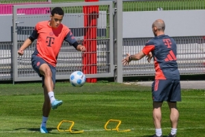 备战欧国联四强战,记者:穆西亚拉进行了35分钟高强度有球训练