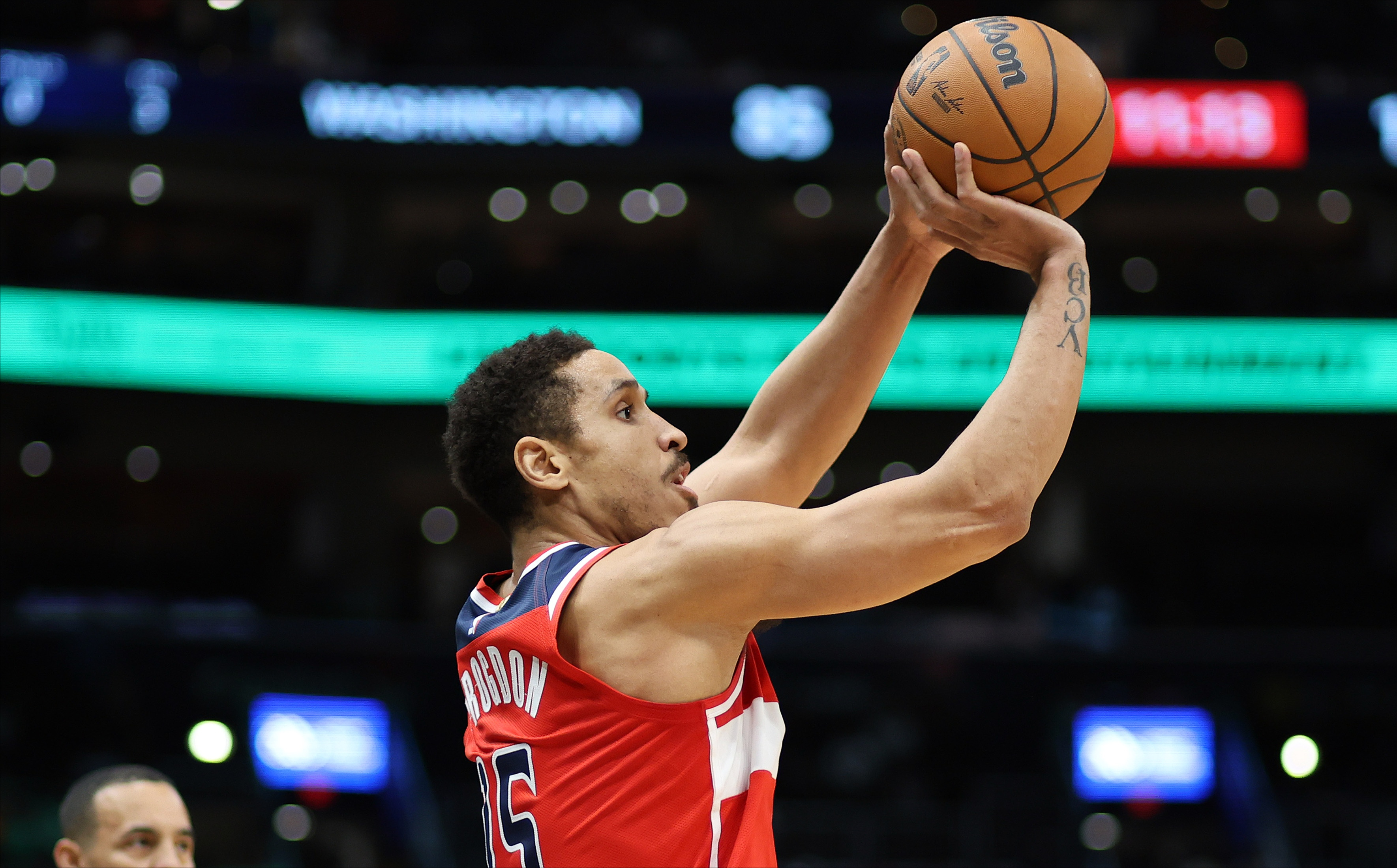 超六底薪签约尼克斯,勇士被小库坑惨,西帝距离退役又近一步