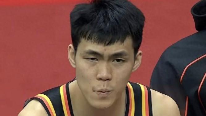 王俊杰18分14板中国男篮险胜拉德尼基，徐昕10分首秀惊艳